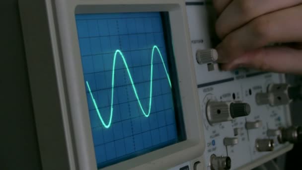 Amplitude diagram op de oscilloscoop — Stockvideo