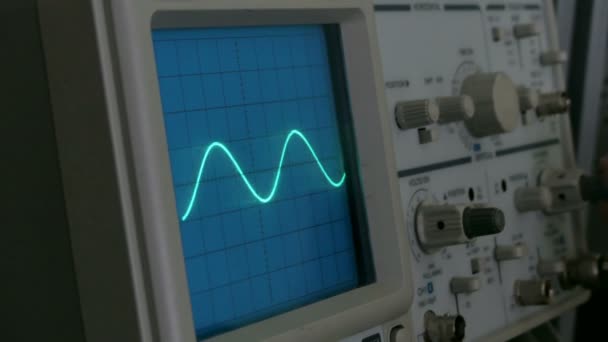 Amplitude diagram op de oscilloscoop — Stockvideo