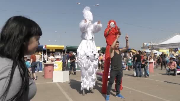 러시아 사마라 - 2017년 8월 19일. 쇼핑 센터 "암바"에서 미식 음식 축제. 기둥 위의 광대 — 비디오