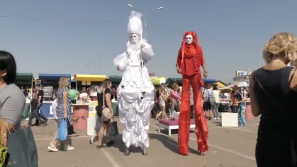 러시아 사마라 - 2017년 8월 19일. 쇼핑 센터 "암바"에서 미식 음식 축제. 기둥 위의 광대 — 비디오