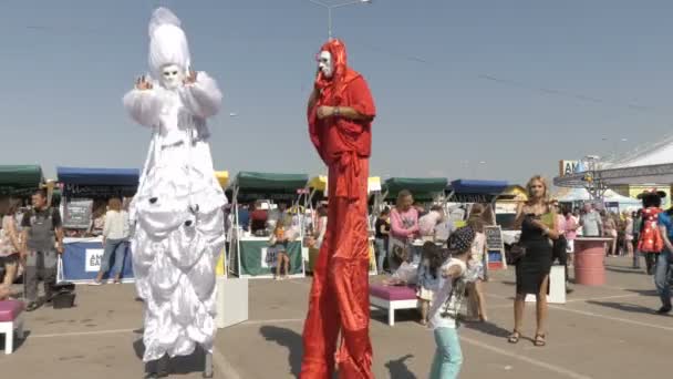 Samara, russland - 19. august 2017. gastronomisches essen festival im einkaufszentrum "ambar". Clowns auf Stelzen — Stockvideo