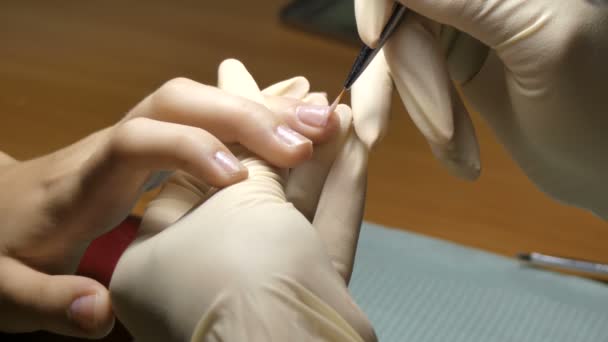 De maakt manicure gel lak — Stockvideo