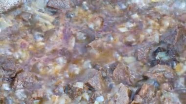 Plov için et pişirildi.