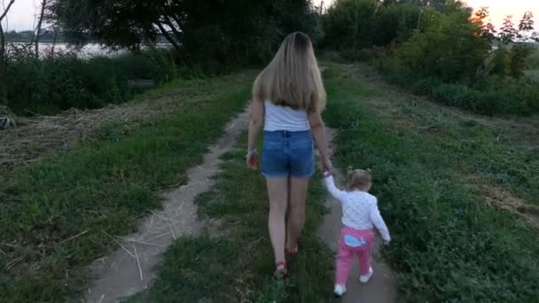 Mor och dotter vandrar i naturen — Stockvideo