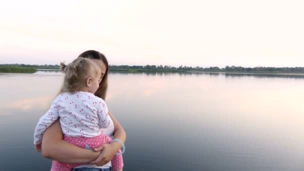 Mère et fille marchent autour du lac — Video