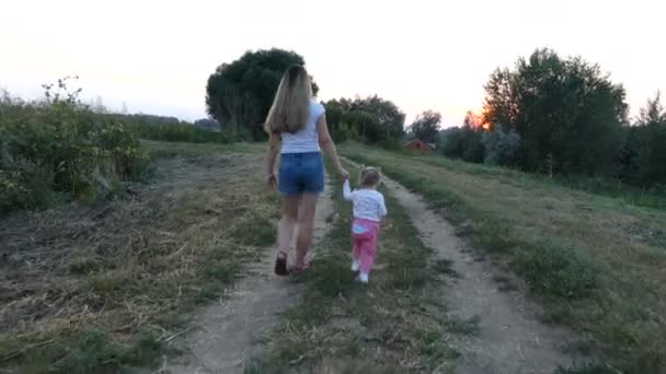 Moeder en dochter wandelen in de natuur — Stockvideo