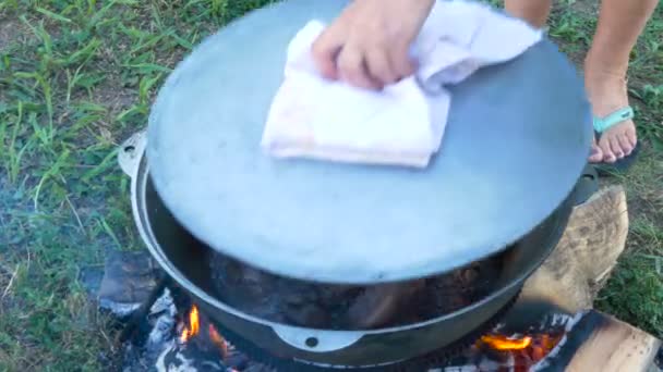 Plov için et pişirilir — Stok video