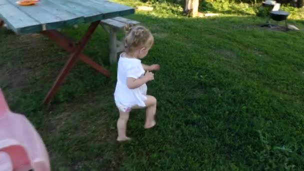 Маленькая дочь бежит к Папе — стоковое видео