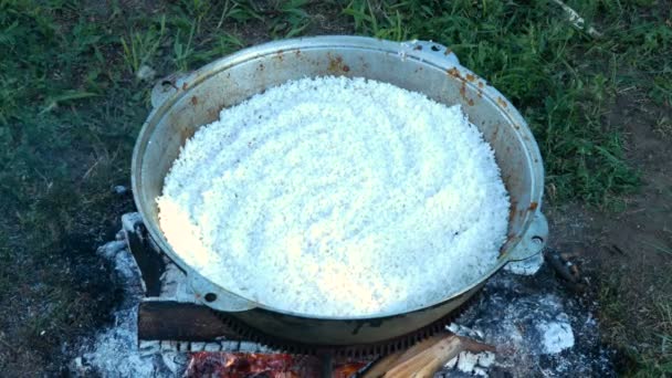 Pilaf Rice in een steelpan — Stockvideo