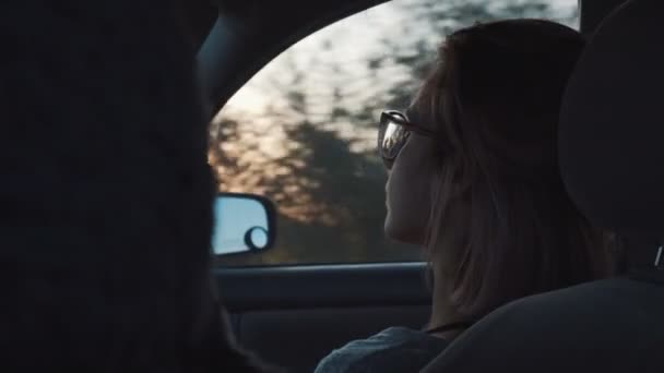 Chica en un coche mirando por la ventana — Vídeos de Stock