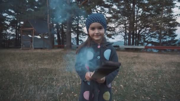 Κορίτσι με ραβδί απολύμανσης — Αρχείο Βίντεο