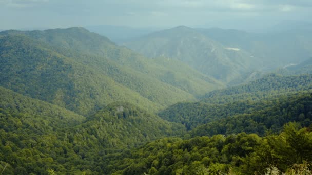 Utsikt över de gröna bergen — Stockvideo