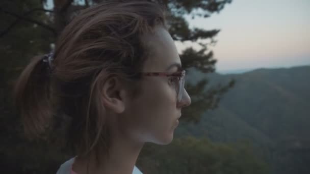 A menina olha para as montanhas — Vídeo de Stock