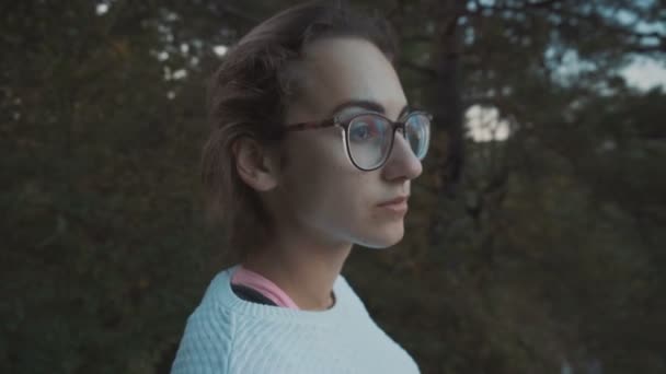 Девушка смотрит на горы — стоковое видео