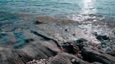 Dalgalar kayalara karşı yendi