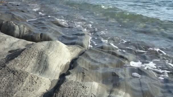 Vågor slår mot klipporna — Stockvideo