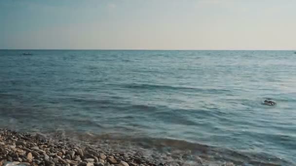 Piedra saltando en el mar — Vídeo de stock