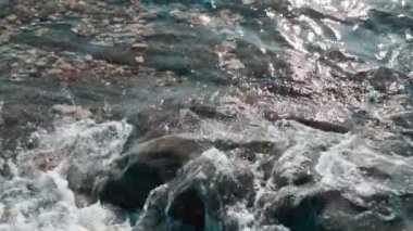 Dalgalar kayalara karşı yendi