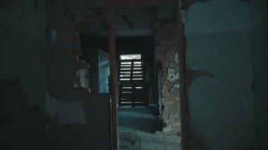 Terk edilmiş bir binada yürümek