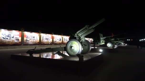 Владикавказ, Россия - 30 августа 2018 года: Пушка со второй мировой войной — стоковое видео