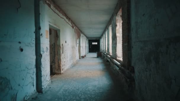 Прогулянка через покинуту будівлю — стокове відео