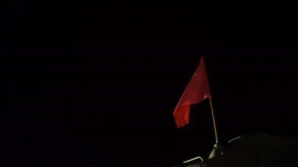 Die sowjetische Flagge auf dem Panzer — Stockvideo