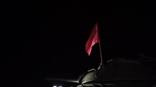 Советский флаг на танке — стоковое видео
