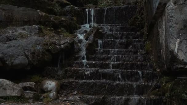 Una pequeña cascada en las montañas — Vídeos de Stock