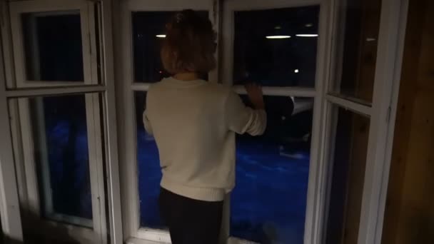 Девушка открывает окно — стоковое видео
