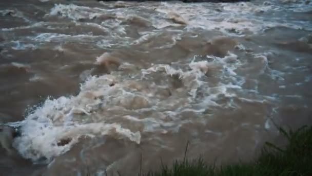 Brudne górskie rzeki przepływające — Wideo stockowe