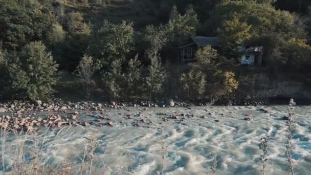 Cabaña junto al río — Vídeo de stock