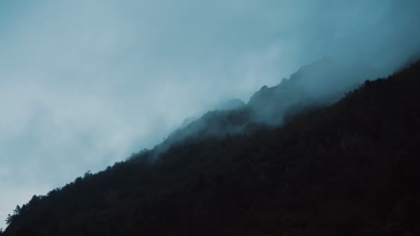 Nuvens nas montanhas — Vídeo de Stock