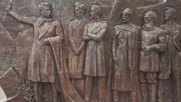 Vladikavkaz, Rusia - 1 de septiembre de 2018: Monumento Pushkin lidera compañeros: griboyedov, Lermontov, Tolstoy, Shalyapin Khetagurov — Vídeos de Stock