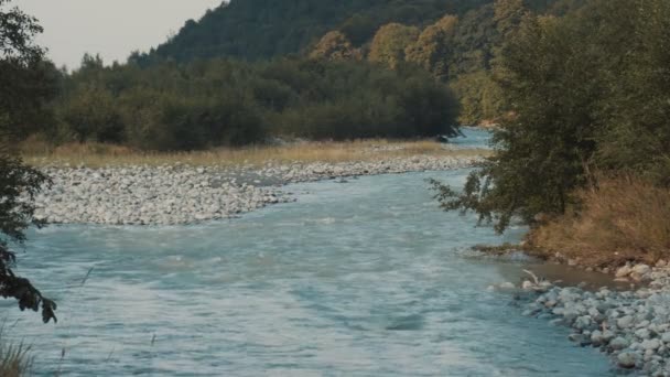 Río Azul fluye sobre la naturaleza — Vídeos de Stock