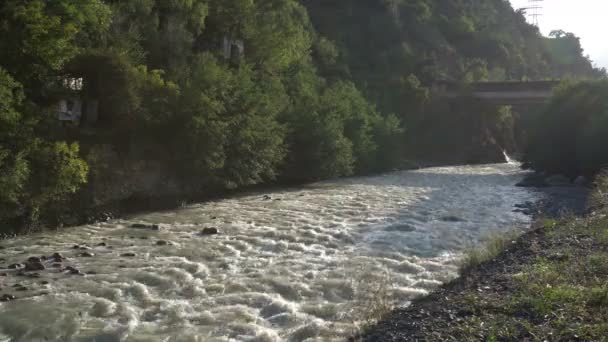 Быстрая горная река — стоковое видео