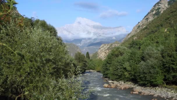 El río contra la montaña de nieve — Vídeo de stock