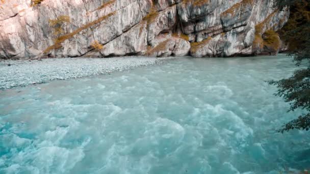 El río fluye por los acantilados — Vídeos de Stock