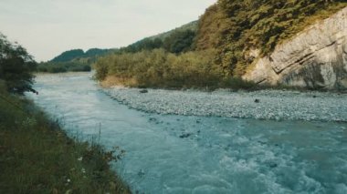 Nehir kayalıklar boyunca akar.