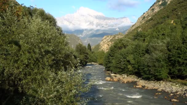 De rivier tegen Snow Mountain — Stockvideo