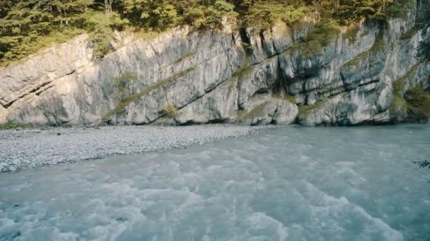 De rivier stroomt langs de kliffen — Stockvideo