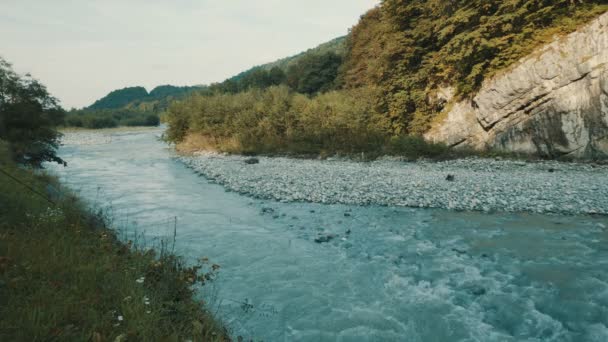 De rivier stroomt langs de kliffen — Stockvideo