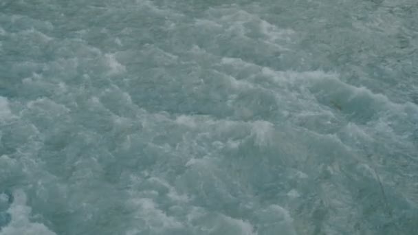 青い川の流れスローモ — ストック動画
