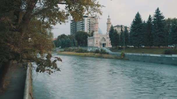 Muslimische Moschee auf der anderen Seite. Zwischen den Ufern des Flusses — Stockvideo