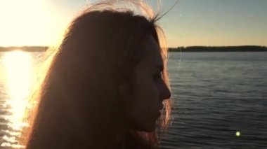 Gün batımında sahilde kız