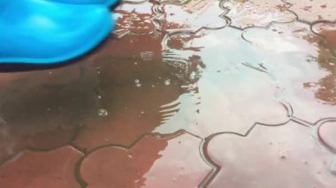 bir su birikintisi atlama