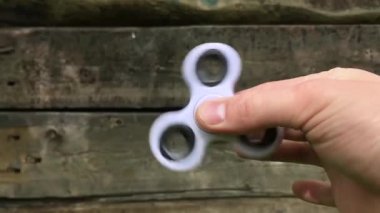 bir adamın elinde spinner spin