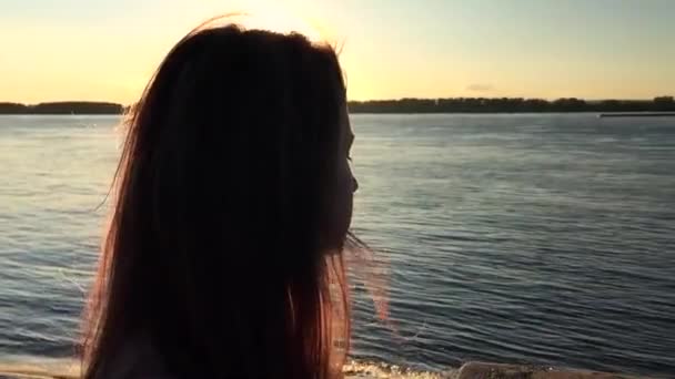 Ragazza nella vista del tramonto Fiume — Video Stock