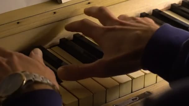 Il pianista suona il pianoforte. Mani nuvolose — Video Stock
