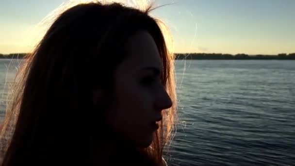 Ügyes a vízparton naplementekor — Stock videók