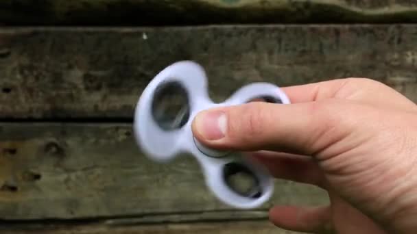 Bir adamın elinde spinner spin — Stok video